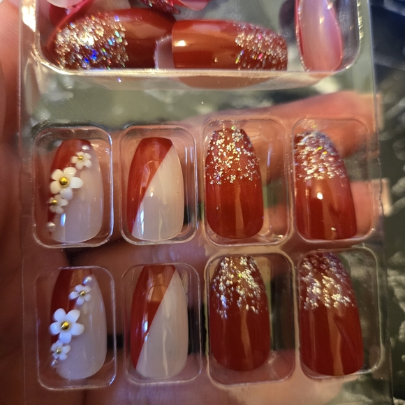 🍒🍒 24 Pieces Red Flower Press On Nails - Picture 4 of 5